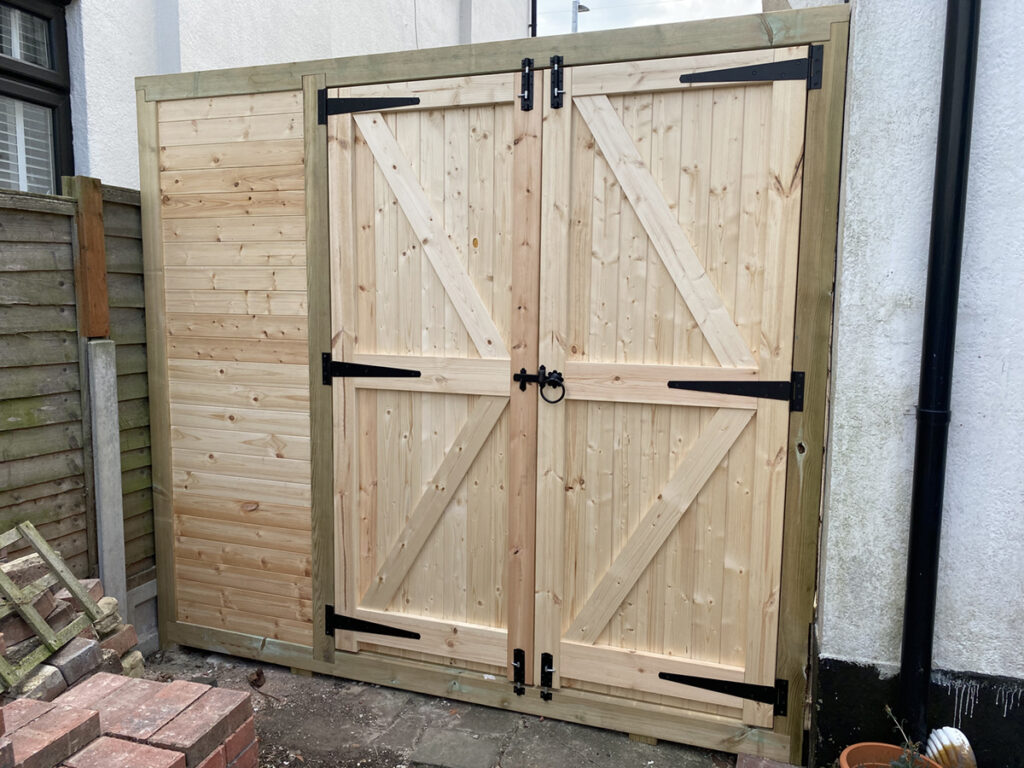 side gates and privacy panelling