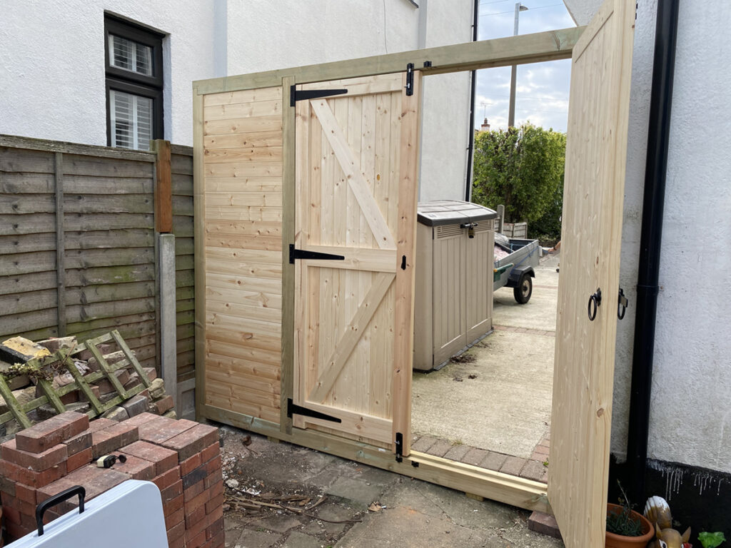 side gates and privacy panelling