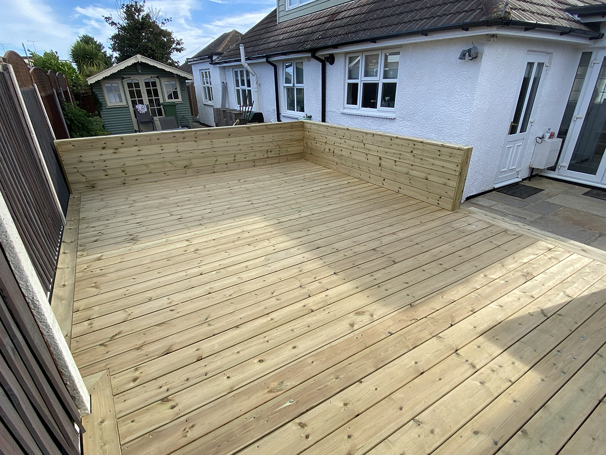 DECKING & PRIVACY SCREEN