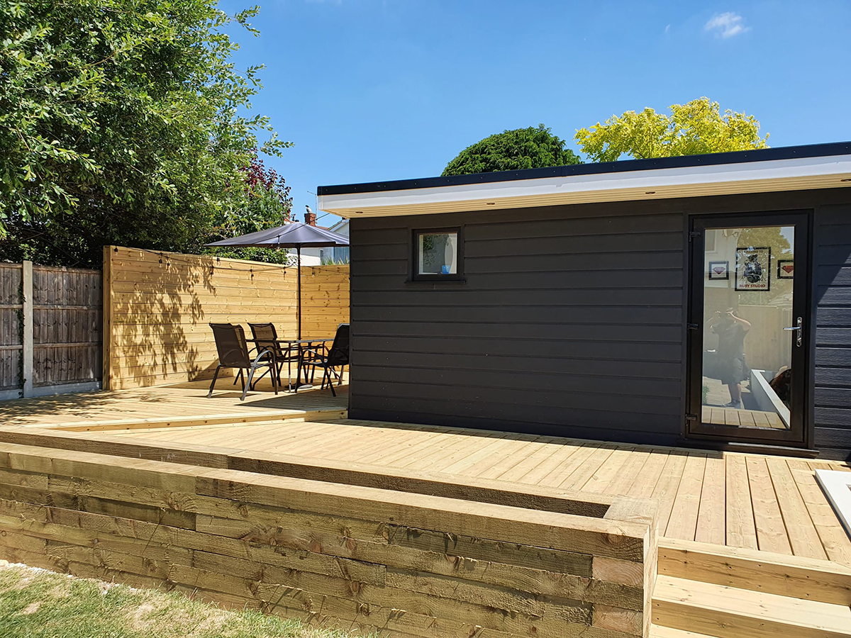 DECKING & PRIVACY SCREEN