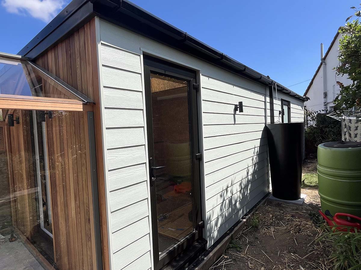 GARAGE & GARDEN ROOM